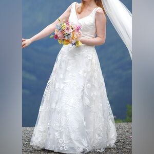 A-Line Wedding Dress Ivory size 4 and optional petticoat